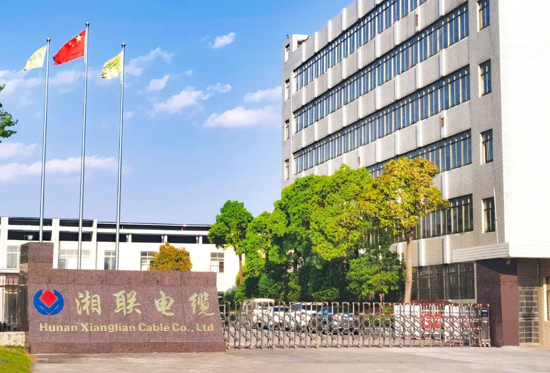 今日小雪，用一組湘聯(lián)小伙伴拍攝的美照來迎接廠區(qū)的冬天！